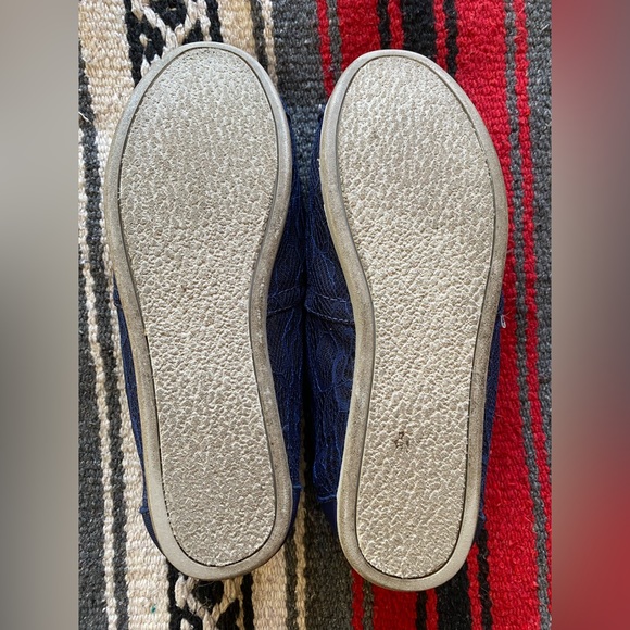 Blue Lace Toms Slip on Shoes! Like New. Size 6! - Picture 4 of 6